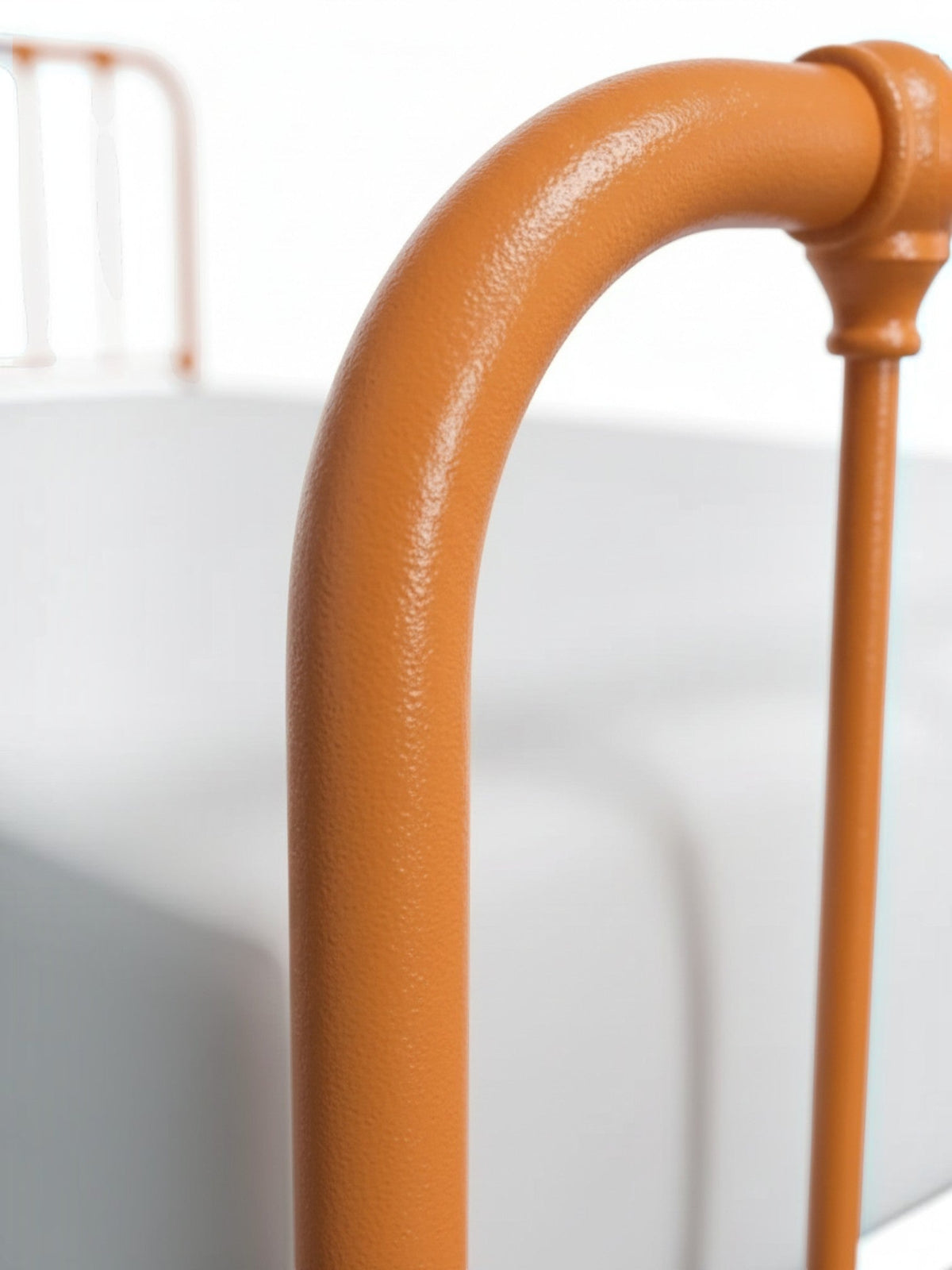 Détail de la structure en métal bronze foncé du lit double Daisy de TOCO Meubles avec ses courbes élégantes