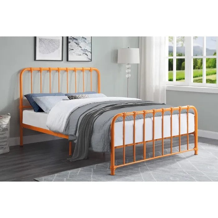 Lit double Daisy orange en métal de TOCO Meubles avec barreaux verticaux et tête de lit arrondie. Style vintage.