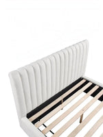 Lit double TOCO Meubles Emilio avec tête de lit capitonnée verticalement en tissu texturé blanc et sommier à lattes