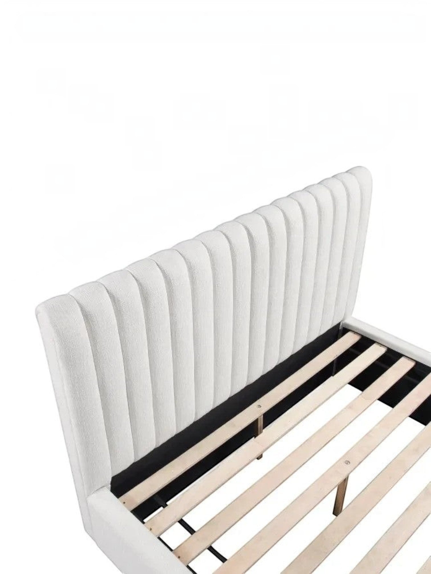 Lit double TOCO Meubles Emilio avec tête de lit capitonnée verticalement en tissu texturé blanc et sommier à lattes