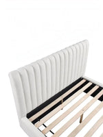 Lit double TOCO Meubles Emilio avec tête de lit capitonnée verticalement en tissu texturé blanc et sommier à lattes