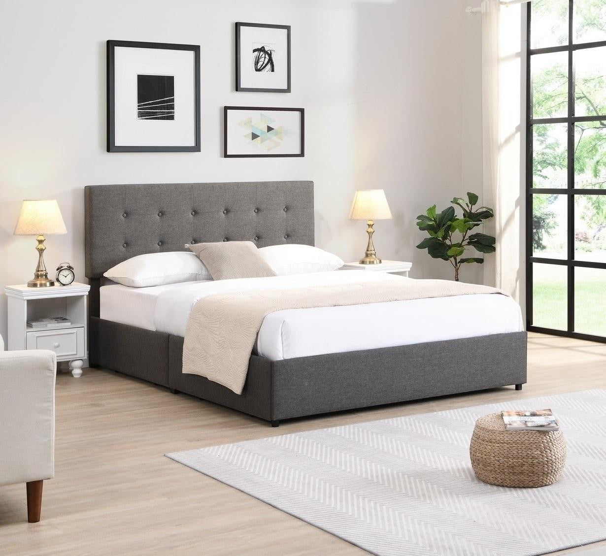 Lit double gris foncé TOCO Meubles avec tête de lit capitonnée et 4 tiroirs de rangement intégrés, revêtement en tissu.