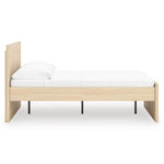 Lit double Hazel en bois clair avec tête de lit minimaliste et pieds noirs par TOCO Meubles. Design plateforme moderne.