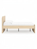 Lit double Hazel en bois clair avec tête de lit minimaliste et pieds noirs par TOCO Meubles. Design plateforme moderne.