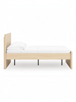 Lit double Hazel en bois clair avec tête de lit minimaliste et pieds noirs par TOCO Meubles. Design plateforme moderne.