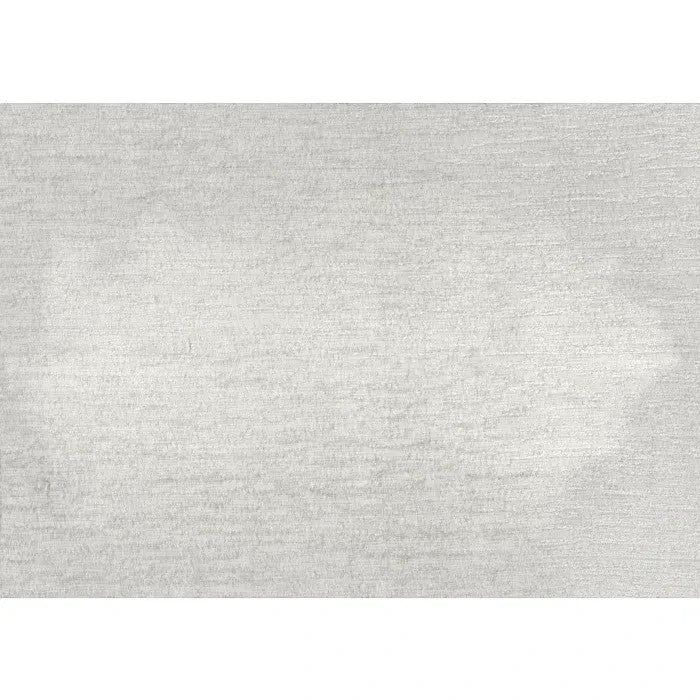 Lit double Henri TOCO Meubles en bois châtaigne avec tête de lit rembourrée en tissu chenille gris pâle.