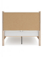 Lit double Margot TOCO Meubles en bois clair avec tête de lit rembourrée blanche texturée et panneau central en bois brut.