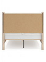 Lit double Margot TOCO Meubles en bois clair avec tête de lit rembourrée blanche texturée et panneau central en bois brut.