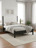 Lit double Margot TOCO Meubles avec tête de lit rembourrée texturée blanche et cadre noir dans une chambre moderne