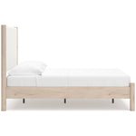 Lit double Margot TOCO Meubles en bois clair avec tête de lit rembourrée blanche, style boho minimaliste.