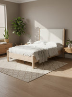 Lit double Margot TOCO Meubles avec tête de lit rembourrée en tissu texturé blanc et cadre en bois clair moderne