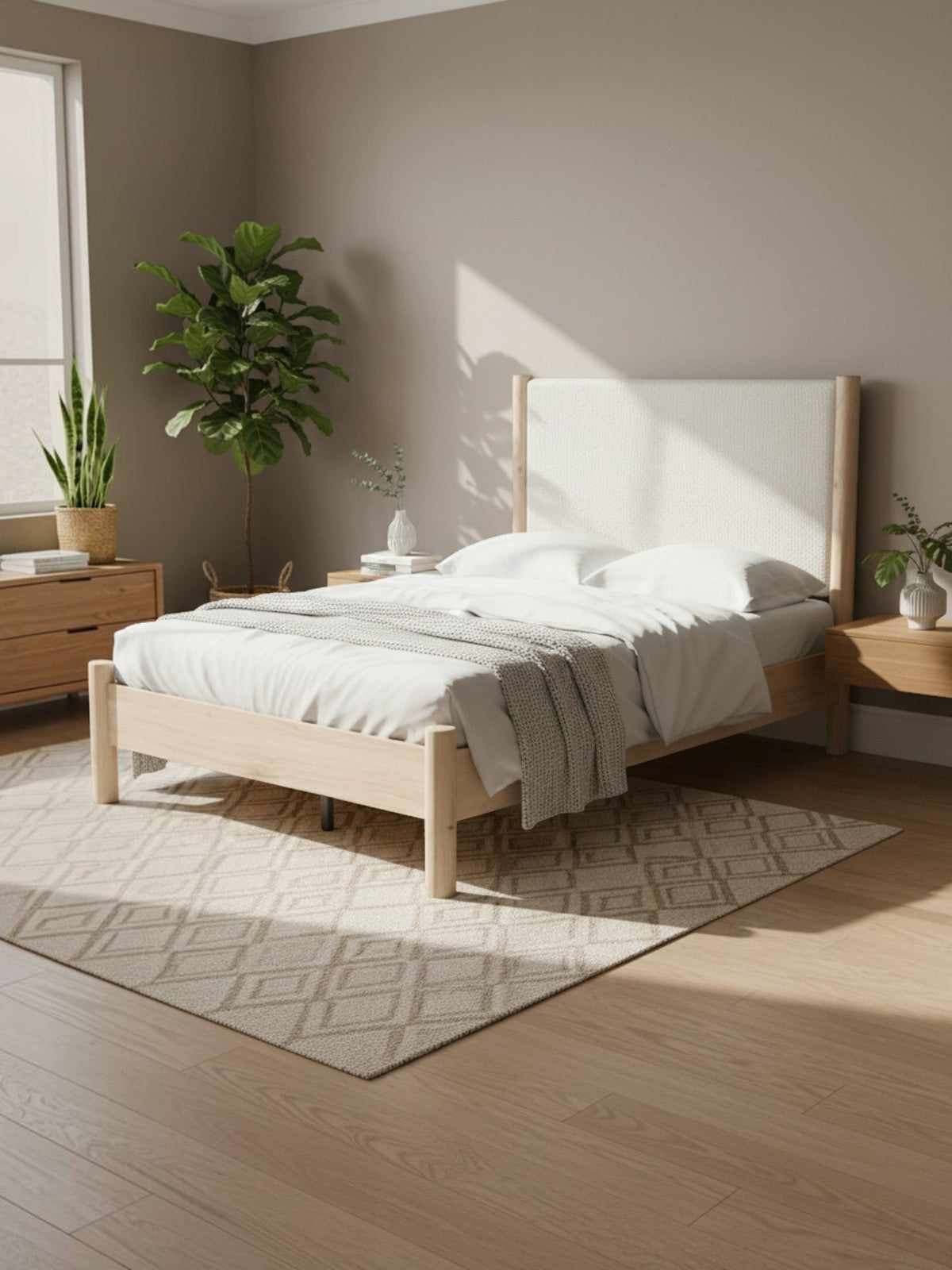Lit double Margot TOCO Meubles avec tête de lit rembourrée en tissu texturé blanc et cadre en bois clair moderne