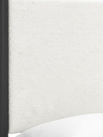 Gros plan sur le tissu texturé blanc cassé et le cadre noir du lit double Margot par TOCO Meubles au style boho