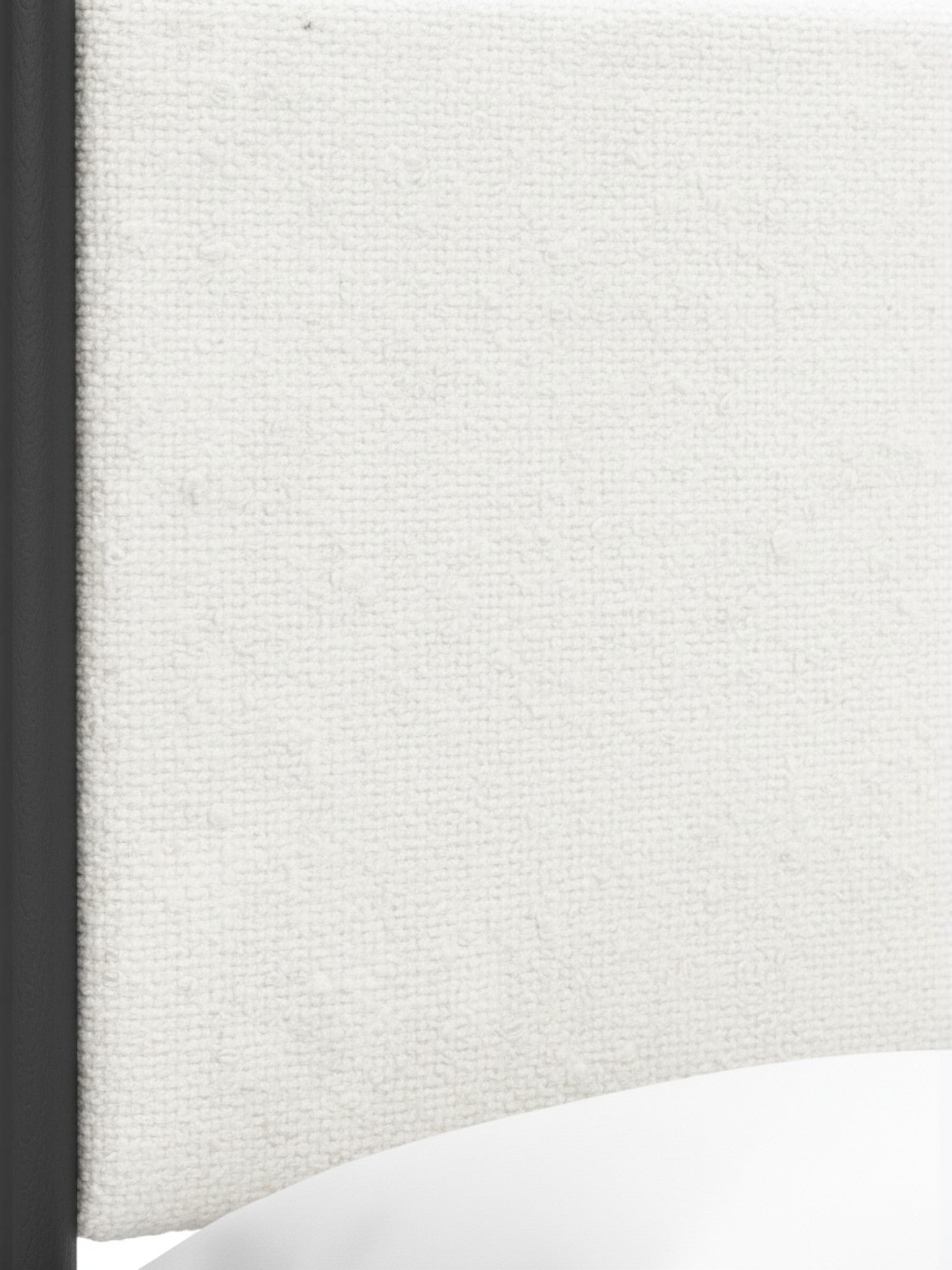 Gros plan sur le tissu texturé blanc cassé et le cadre noir du lit double Margot par TOCO Meubles au style boho