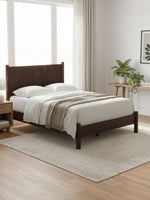 Lit double Maya TOCO Meubles en bois brun avec tête de lit cannée dans une chambre au style bohème moderne
