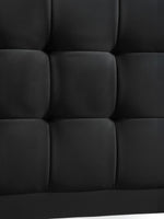 Gros plan sur le revêtement en tissu noir capitonné du lit double Colette de TOCO Meubles