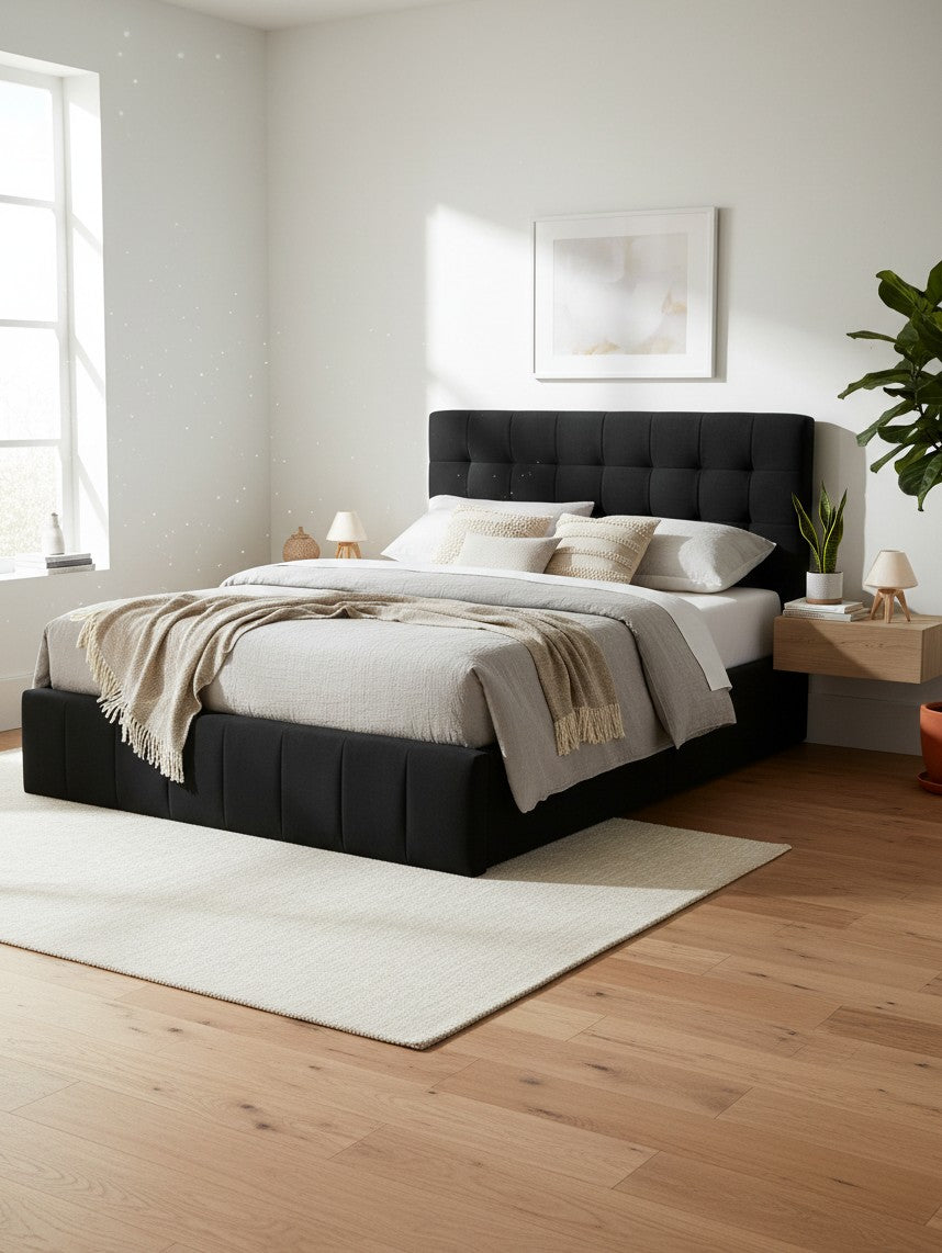 Lit double Colette TOCO Meubles avec rangement hydraulique, revêtement en tissu noir et tête de lit capitonnée