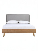 Lit double Nova TOCO Meubles en bois brun et tissu gris, design plateforme moderne avec tête de lit rembourrée.