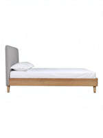 Lit double Nova TOCO Meubles avec tête de lit rembourrée grise et cadre en bois brun, style Mid-Century Modern.