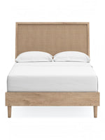 Lit double Olive TOCO Meubles en bois clair avec tête de lit en cannage beige et pieds fuselés. Style moderne.