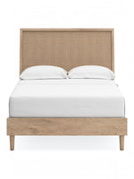 Lit double Olive TOCO Meubles en bois clair avec tête de lit en cannage beige et pieds fuselés. Style moderne.
