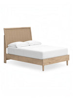 Lit double Olive TOCO Meubles en bois clair avec tête de lit en cannage beige, style contemporain.