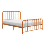 Lit double orange en métal de TOCO Meubles avec barreaux verticaux et pieds arrondis, style vintage.