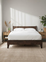 Lit double Ramona TOCO Meubles en bois brun foncé avec tête de lit épurée dans une chambre moderne et lumineuse