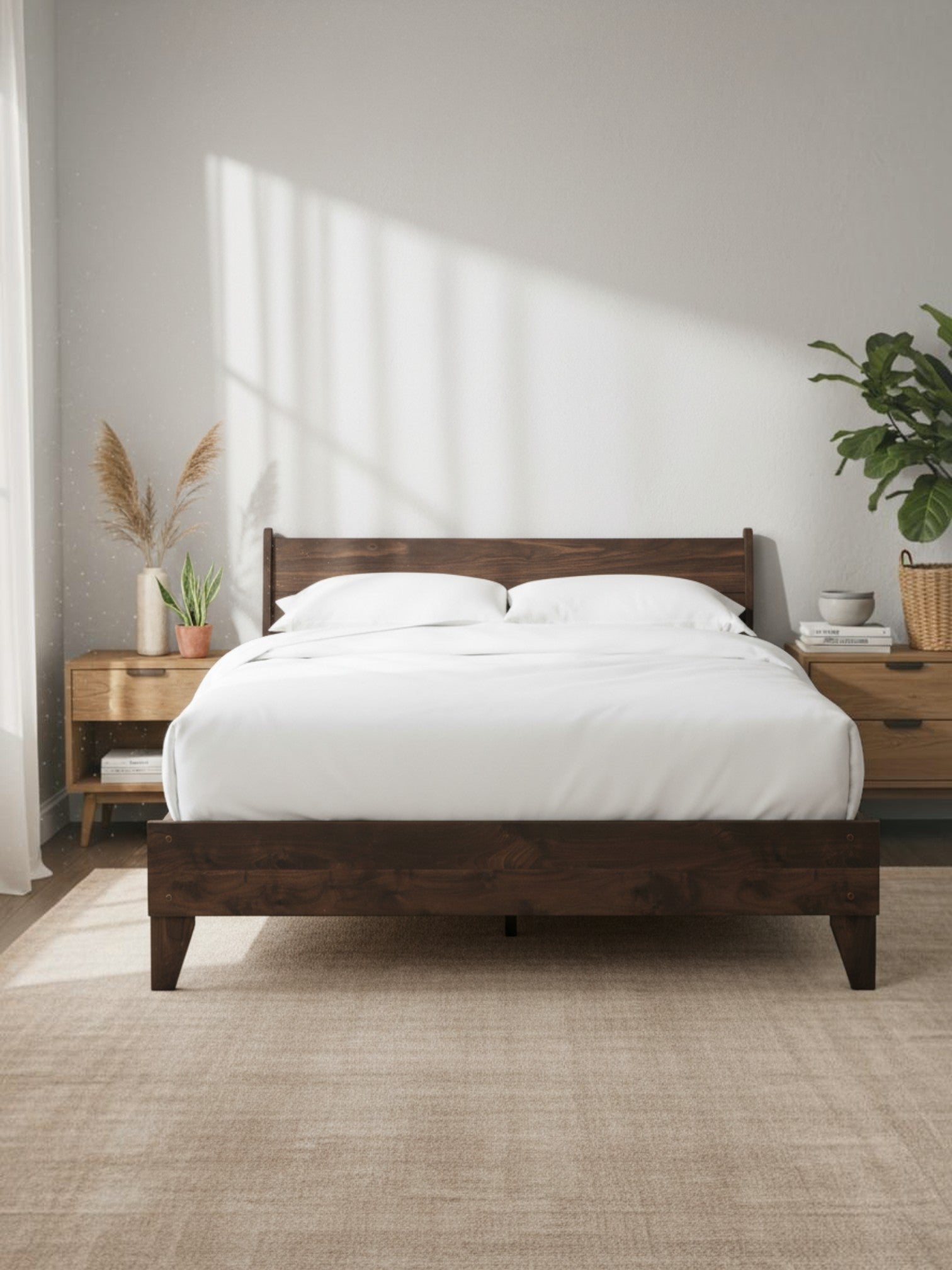 Lit double Ramona TOCO Meubles en bois brun foncé avec tête de lit épurée dans une chambre moderne et lumineuse