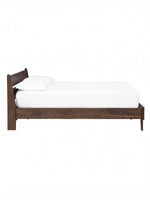 Lit double Ramona TOCO Meubles en bois brun foncé avec tête de lit incurvée et pieds effilés.