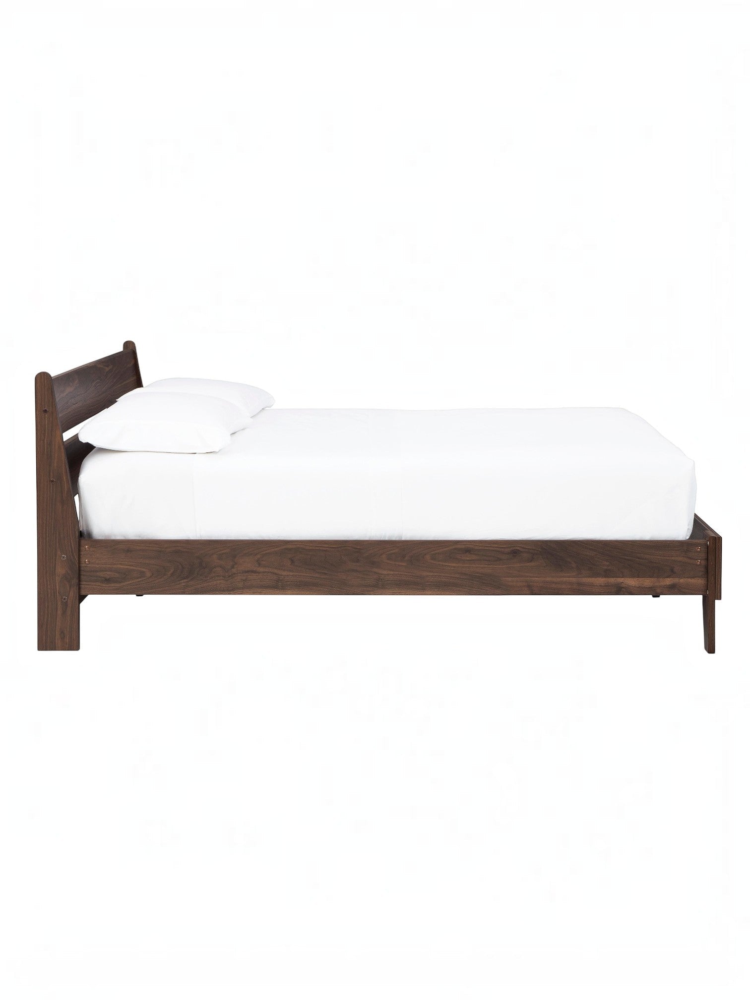 Lit double Ramona TOCO Meubles en bois brun foncé avec tête de lit incurvée et pieds effilés.