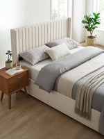 Lit double Lucia TOCO Meubles en velours crème avec tête de lit ailée capitonnée et espace de rangement intégré