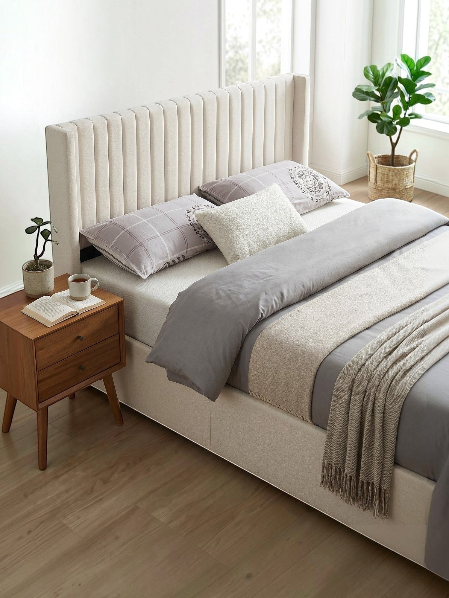 Lit double Lucia TOCO Meubles en velours crème avec tête de lit ailée capitonnée et espace de rangement intégré