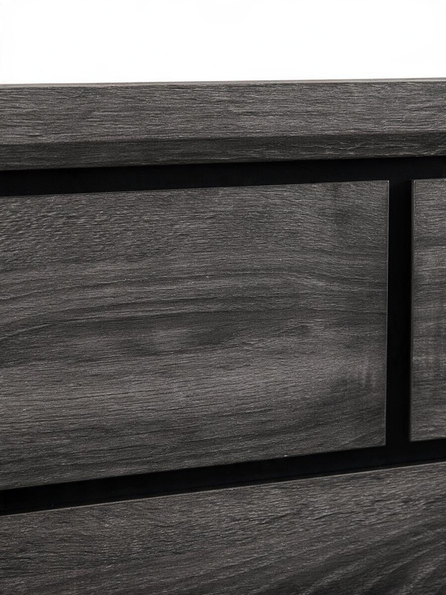 Gros plan sur le fini gris à grain de bois du très grand lit Elio de TOCO Meubles avec ses lignes contemporaines.