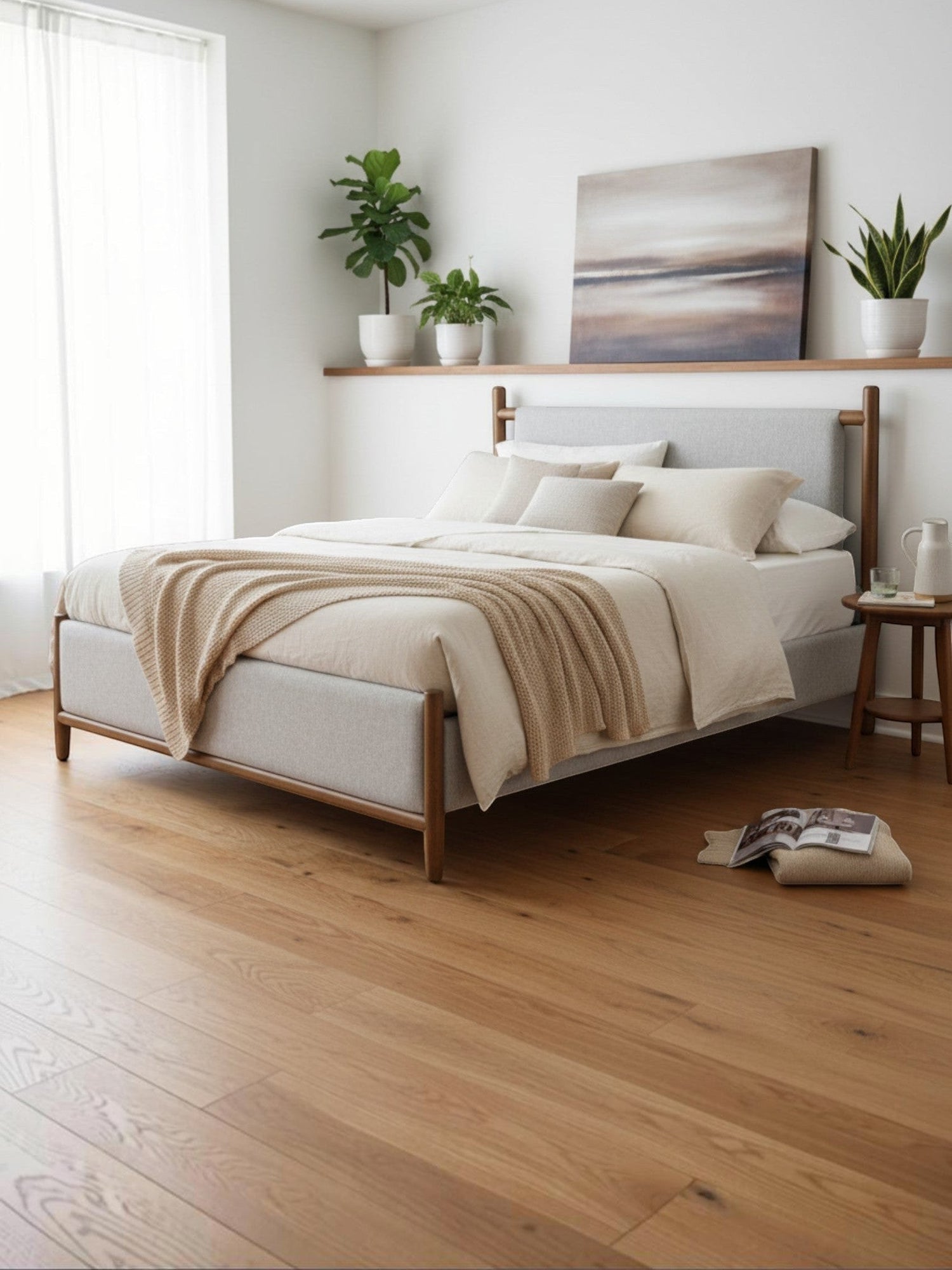 Lit double TOCO Meubles Flora avec tête de lit rembourrée grise et structure en bois dans une chambre moderne