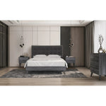 TOCO Meubles Grand lit Gianni queen gris foncé velours capitonné et fini bois, style Mid-Century Modern.