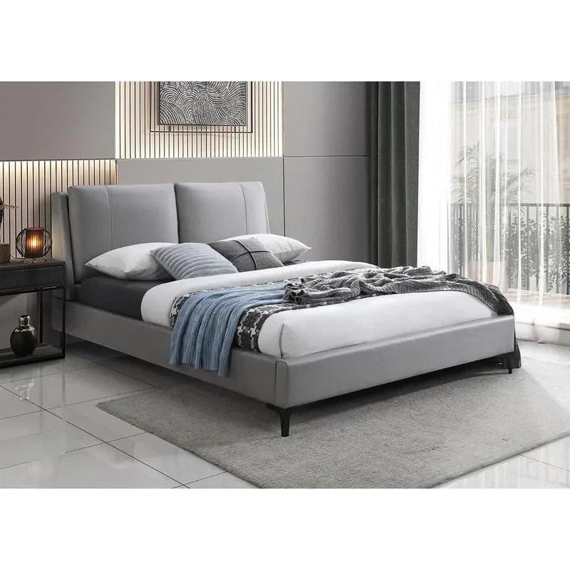 Lit plateforme gris en similicuir PU, tête de lit coussinée, pieds en acier noir, par TOCO Meubles.