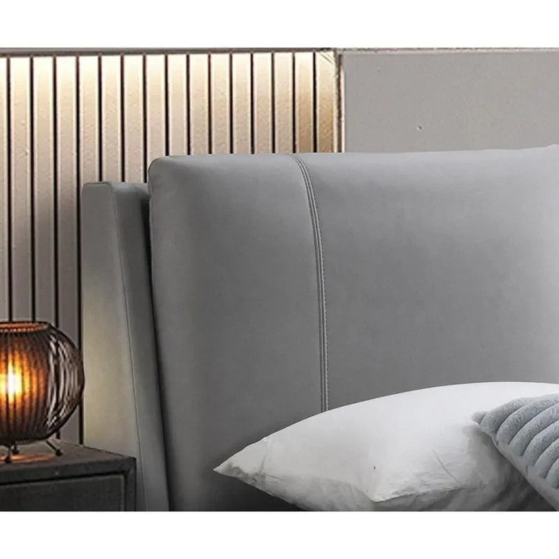 Lit double gris en similicuir PU, tête de lit rembourrée, design moderne par TOCO Meubles.