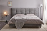 TOCO Meubles Lit Guilia gris en tissu bouclé capitonné avec coutures passepoilées et pieds en acier noir.