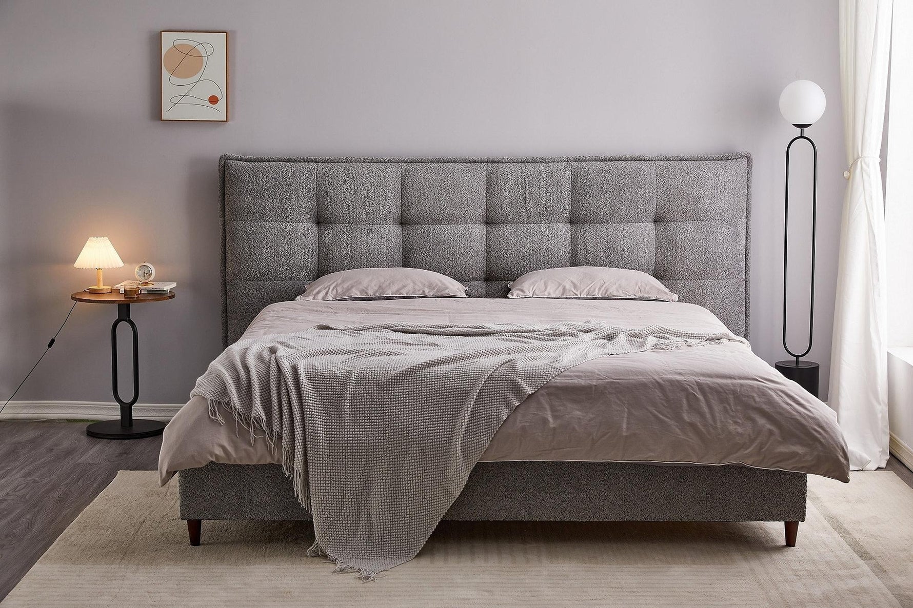 TOCO Meubles Lit Guilia gris en tissu bouclé capitonné avec coutures passepoilées et pieds en acier noir.