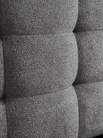 Gros plan sur le tissu bouclé gris texturé du lit Guilia de TOCO Meubles avec ses coutures raffinées
