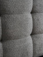 Gros plan sur le tissu bouclé gris texturé du lit Guilia de TOCO Meubles avec ses coutures raffinées