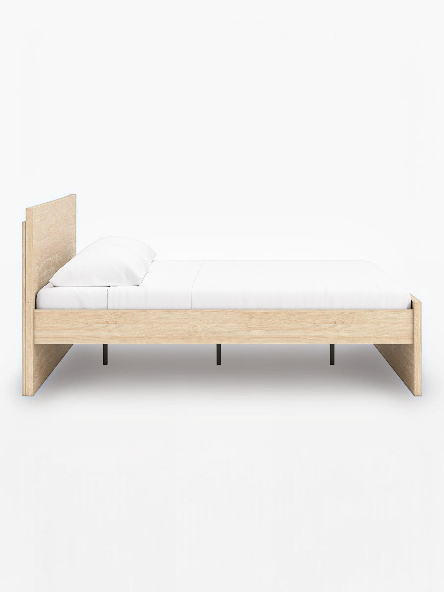 Lit plateforme Grand Lit Hazel en bois clair avec tête de lit minimaliste et pieds noirs par TOCO Meubles.