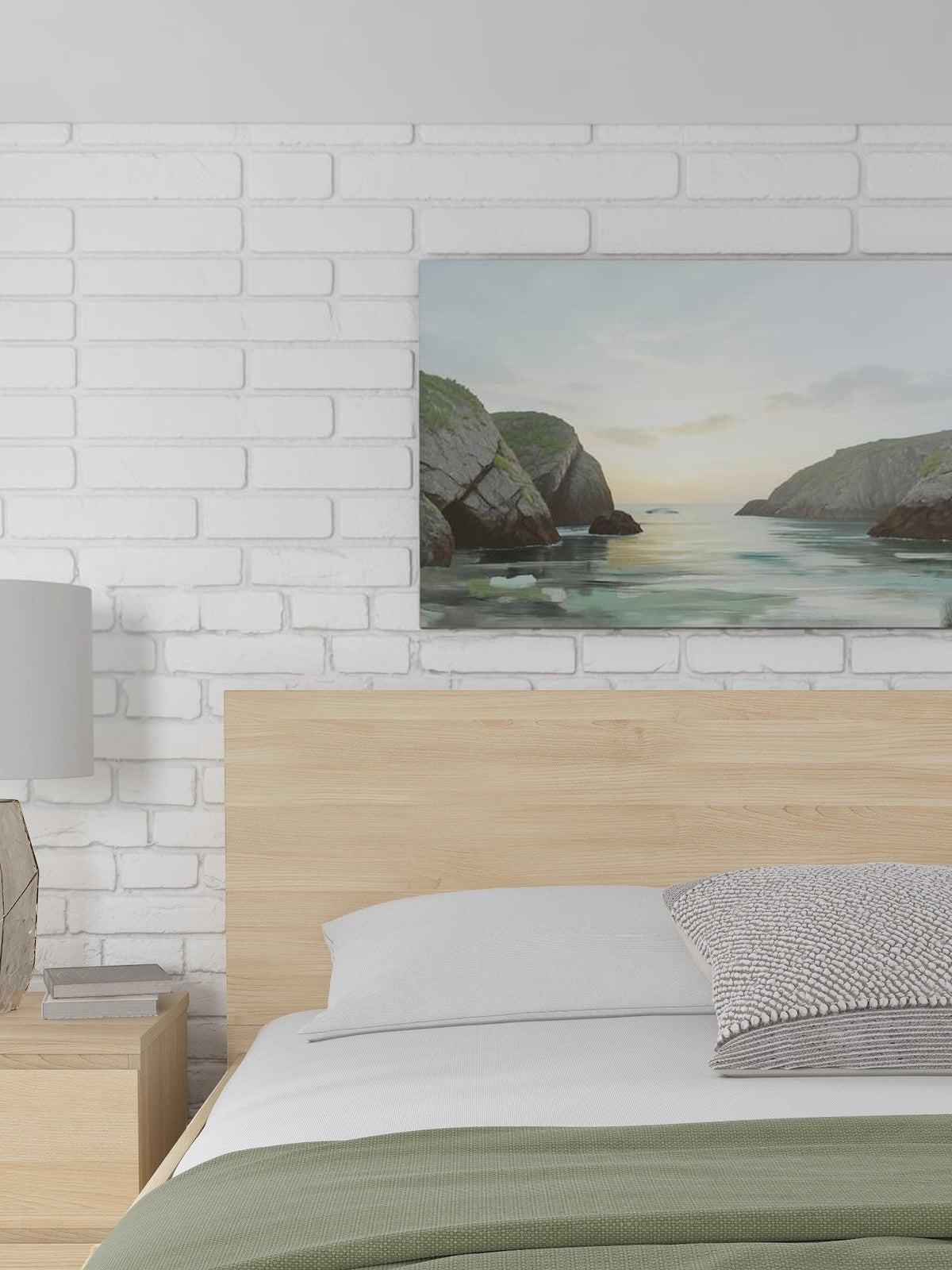 Très grand lit Hazel de TOCO Meubles au design plateforme minimaliste en bois clair dans une chambre moderne