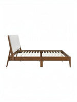 TOCO Meubles Grand Lit Henri, structure en bois châtaigne, tête de lit rembourrée en tissu chenille gris pâle, style Mid-Century Modern.