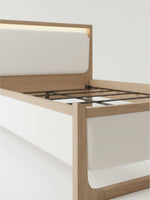 Lit moderne TOCO Meubles en bois de hickory clair avec tête de lit rembourrée blanche et éclairage DEL intégré