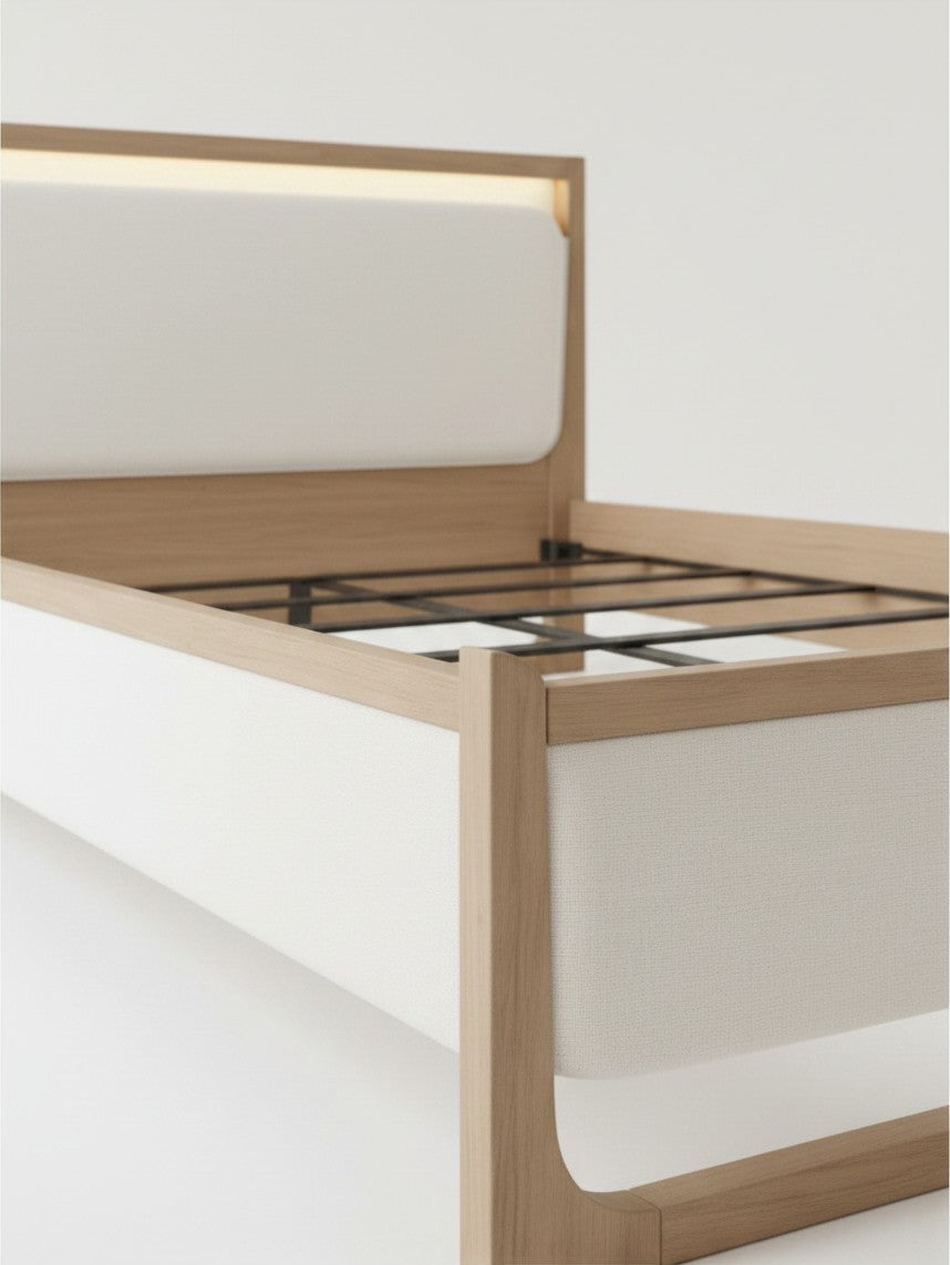 Lit moderne TOCO Meubles en bois de hickory clair avec tête de lit rembourrée blanche et éclairage DEL intégré