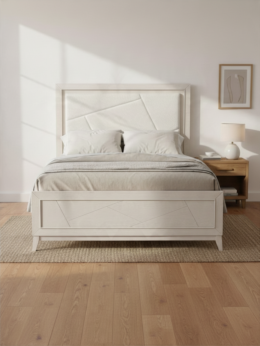 Très grand lit Iris TOCO Meubles en chêne blanc antique avec tête de lit rembourrée en chenille ivoire et DEL