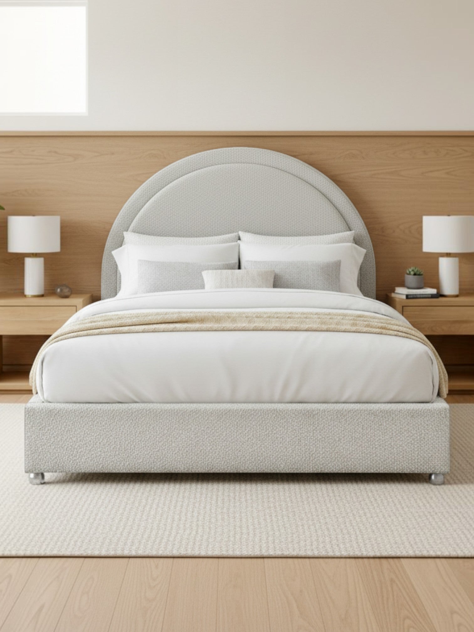 Très grand lit Ivy TOCO Meubles avec tête de lit arrondie rembourrée en tissu bouclé crème dans une chambre moderne