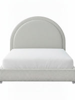 Très grand lit Ivy TOCO Meubles avec tête de lit arrondie rembourrée en tissu bouclé crème, style contemporain.